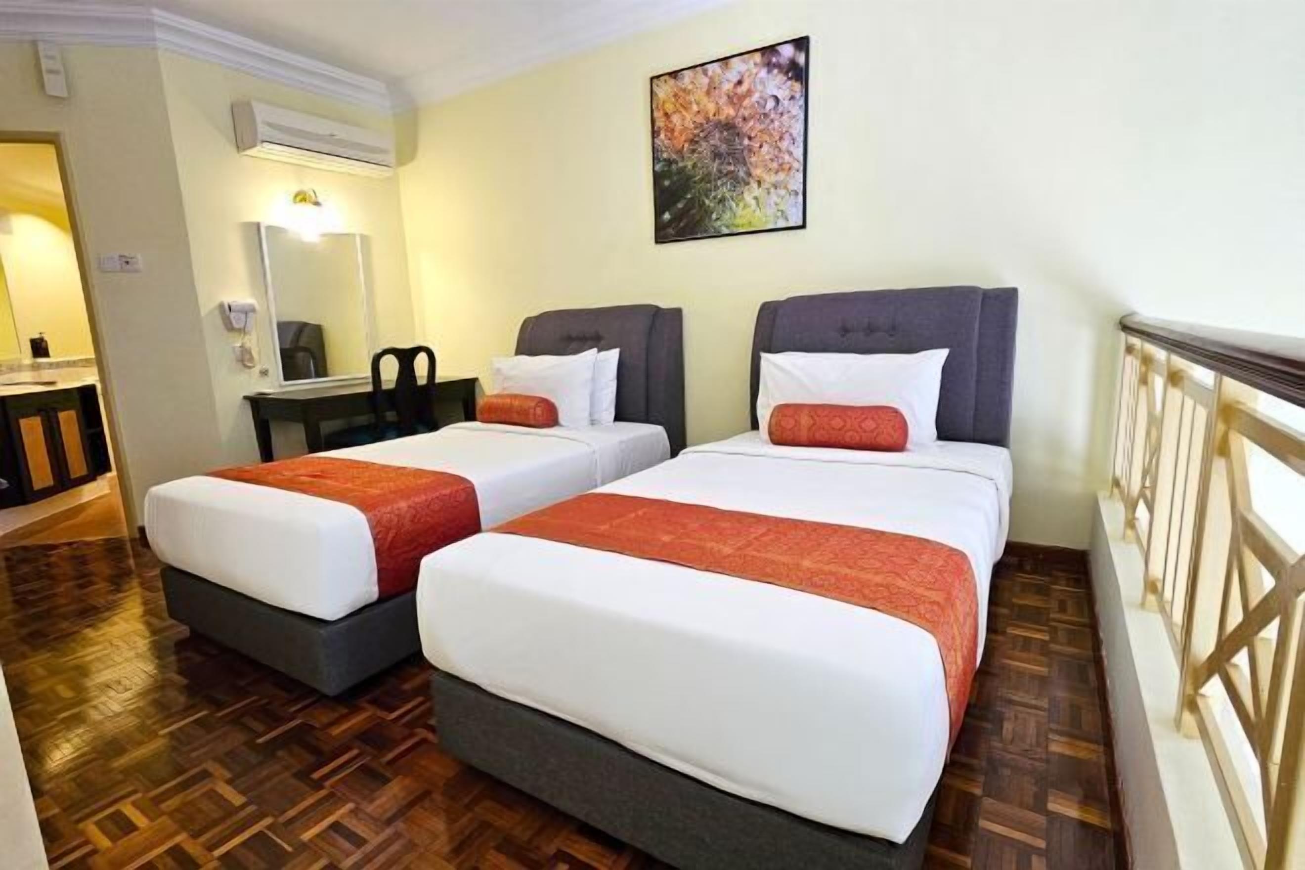 客房内保险箱、办公桌、笔记本电脑工作区、隔音