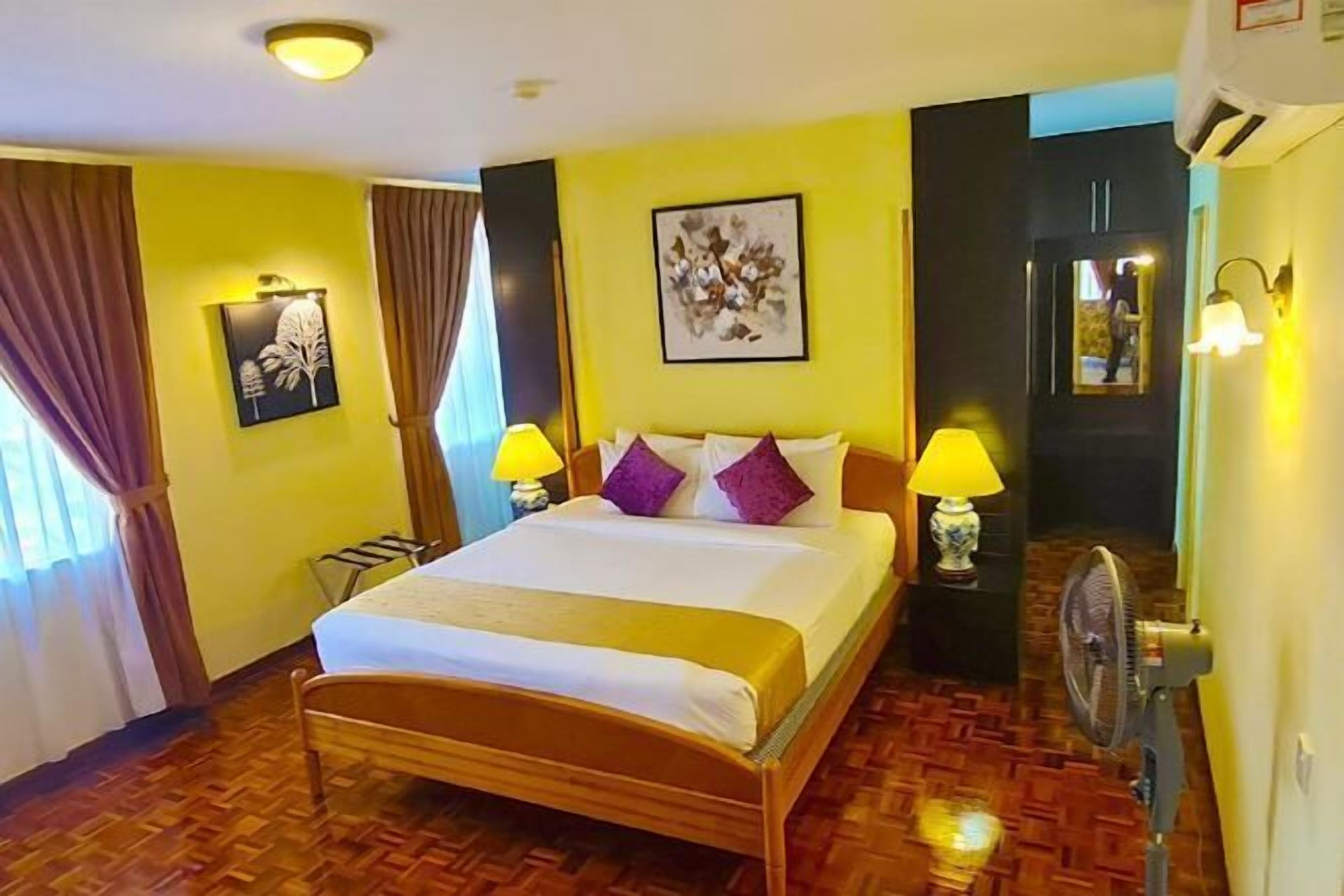 客房内保险箱、办公桌、笔记本电脑工作区、隔音