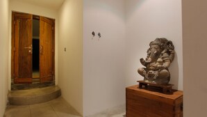 公寓, 1 間臥室, 私人泳池, 花園景觀 | 起居區 |  LCD 液晶電視、 DVD 播放機