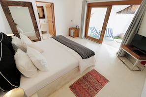 Habitación, 1 cama de matrimonio grande, piscina privada, vistas a la piscina | Vistas al jardín