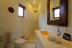Zimmer, 1 King-Bett, eigener Pool, Poolblick | Badezimmer | Dusche, Haartrockner, Handtücher, Seife