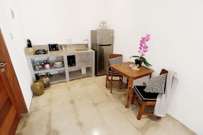 Estudio Deluxe, 1 cama de matrimonio grande, cocina | Cocina privada | Frigorífico y cafetera o tetera