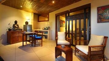 Deluxe Twin Room | Living area