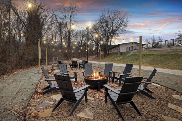 Property grounds - Arka Motel (Rogers)