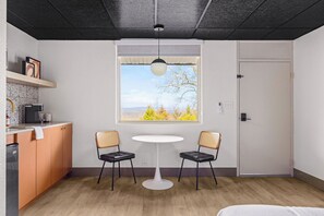 Minikjøleskap, mikrobølgeovn, kaffetrakter/tekoker og fryser
