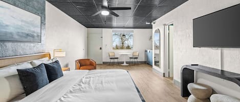 Standard Studio, 1 King Bed, Non Smoking, Kitchenette | Television