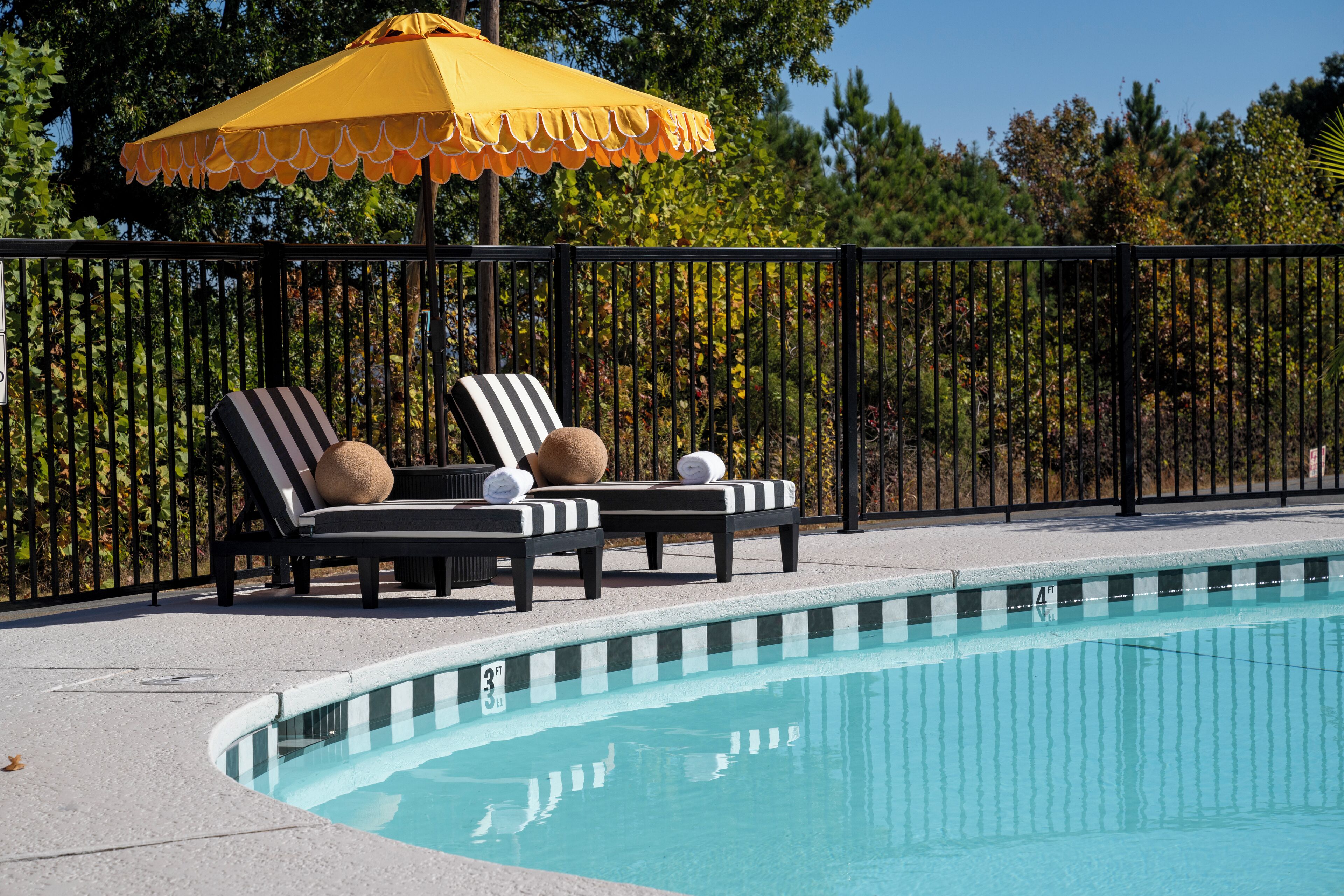 Piscine extérieure (ouverte en saison), parasols de plage