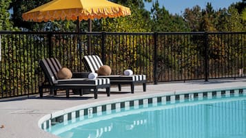Piscine extérieure (ouverte en saison), parasols de plage