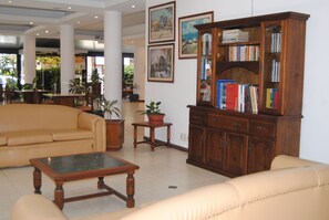 24-inch TV with cable channels - Hotel 24 (Punta del Este)