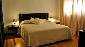 Family Quadruple Room | In-room safe, individually decorated, blackout drapes, free WiFi