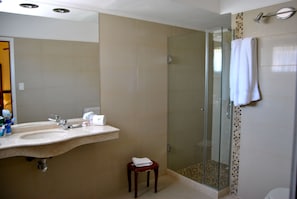 Habitación cuádruple familiar | Baño | Cabezal de ducha tipo lluvia, secador de pelo, bidé y toallas
