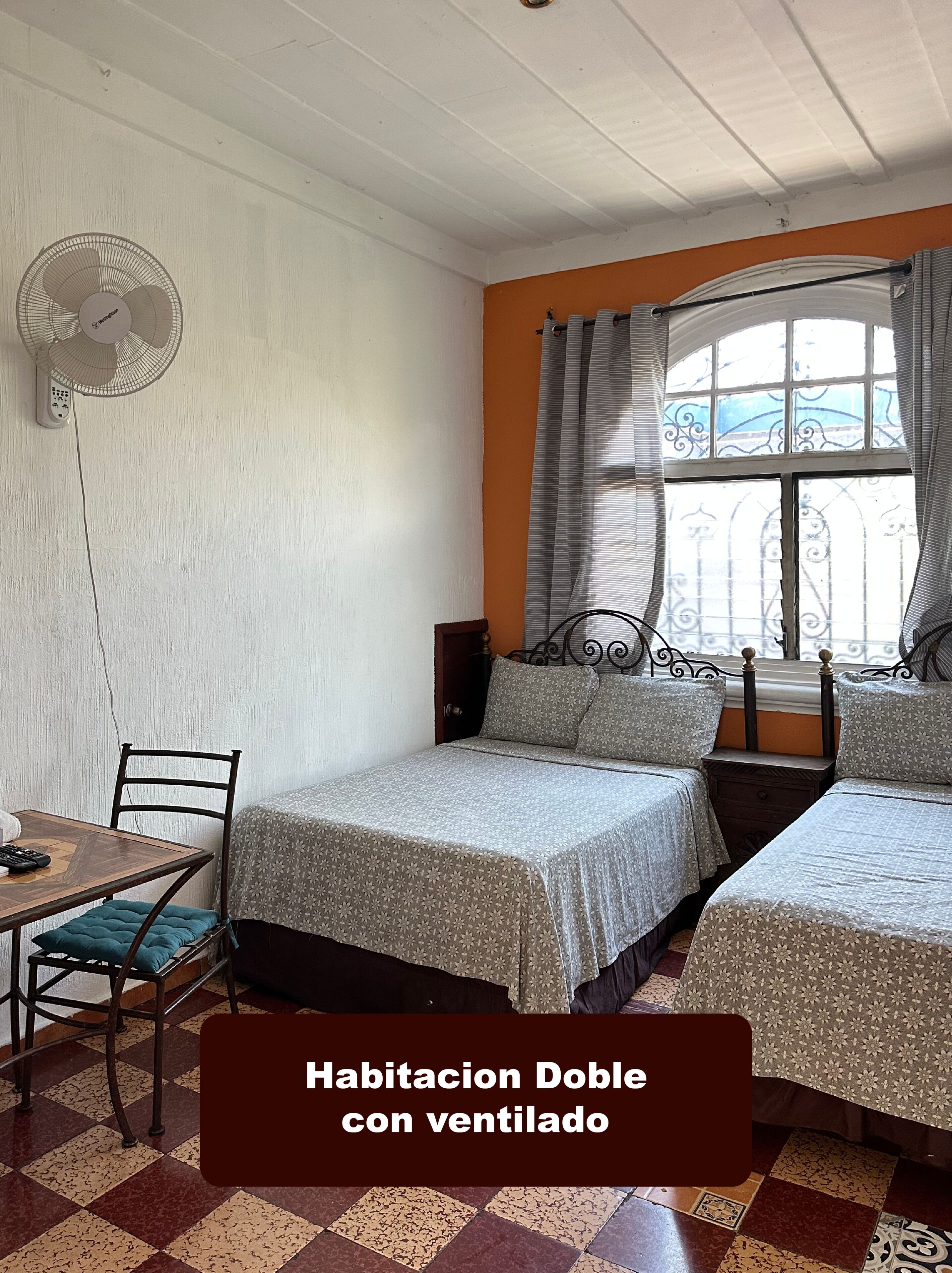 Habitacion con 2 camas individuales y ventilador | Tabla de planchar con plancha, wifi gratis y ropa de cama 