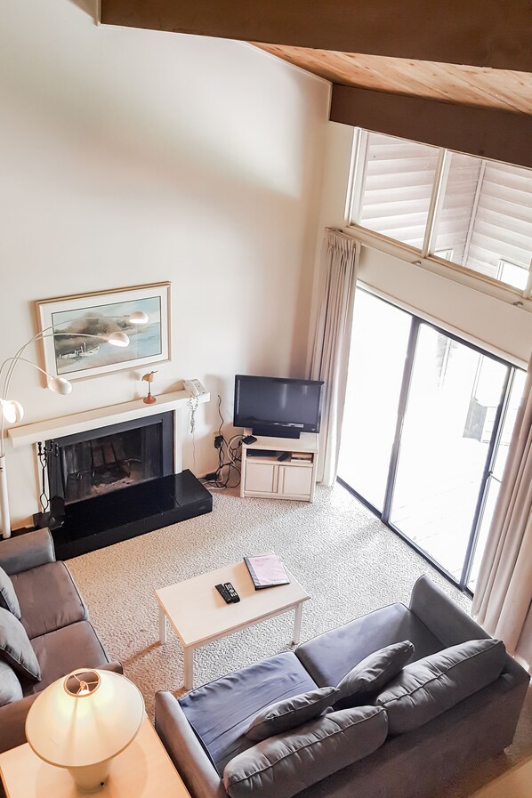 Appartement Duplex, 3 chambres, vue golf | Coin séjour | Télévision, cheminée, lecteur de DVD