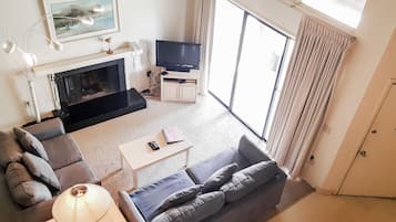 複式房屋, 3 間臥室, 高球場景 | 客廳 | 電視、壁爐、DVD 播放機