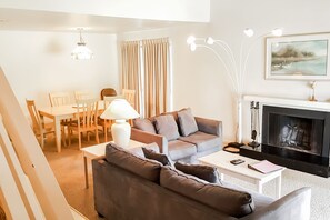 Duplex, 3 Bedrooms, Golf View | Living area | TV, fireplace, DVD player - Villas of Ocean Pines (Berlin)