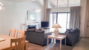 Duplex, 3 Bedrooms, Golf View | Living area - Villas of Ocean Pines (Berlin)