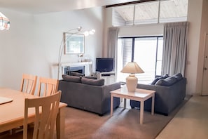 Appartement Duplex, 3 chambres, vue golf | Coin séjour | Télévision, cheminée, lecteur de DVD