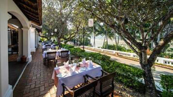 Se sirven desayunos, comidas y cocina asiática con vista al jardín