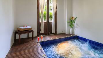 Xiengthong Villa | Baño | Tina y regadera independientes, tina profunda, regadera tipo lluvia