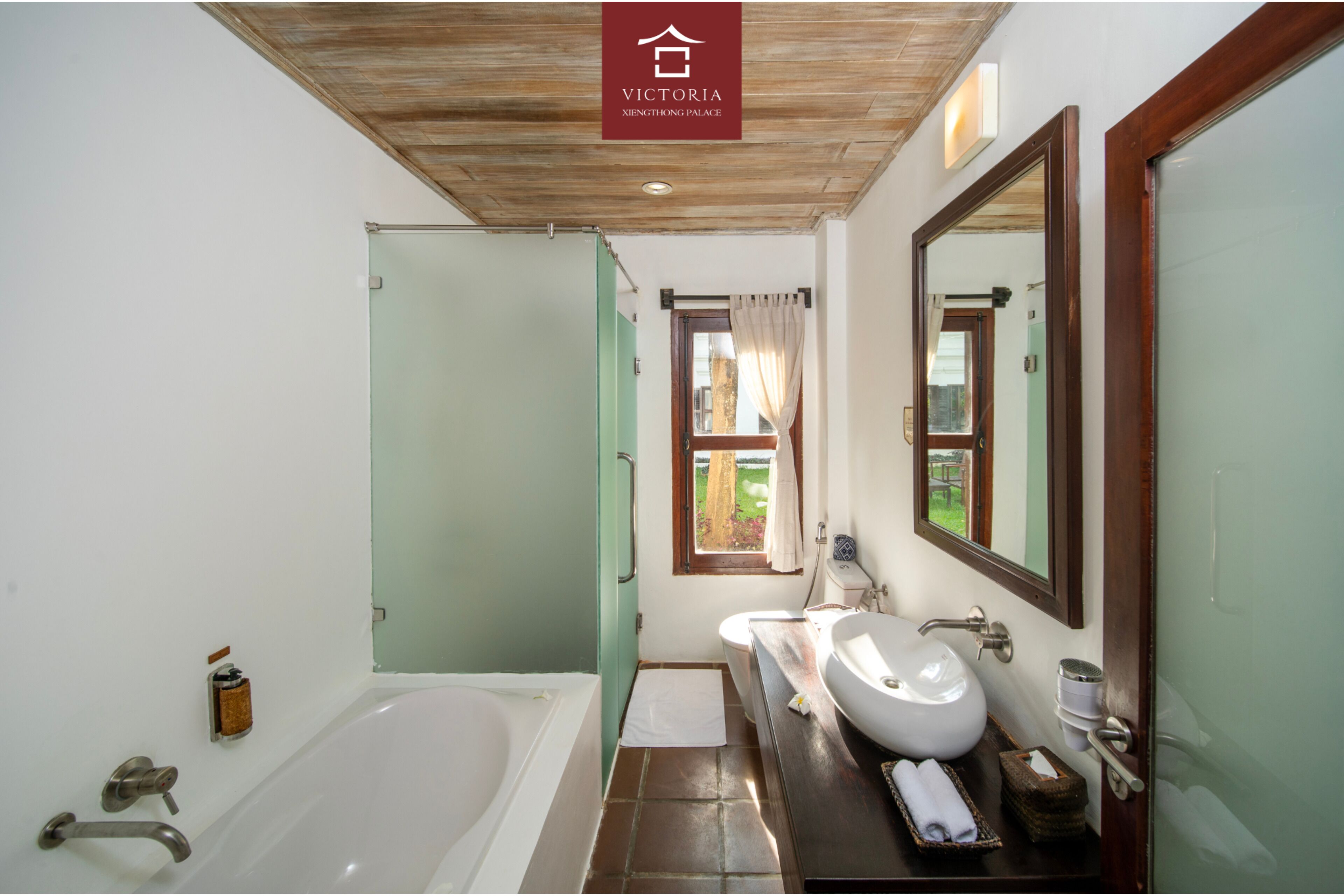 Separate bathtub and shower, deep-soaking bathtub, rainfall showerhead