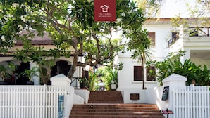 A white building with a sign reading "Victoria XINTHONG PALACE". - Victoria Xiengthong Palace (Luang Prabang)