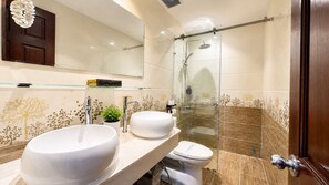 Slaapzaal | Badkamer | Een douche, gratis toiletartikelen, een haardroger, handdoeken