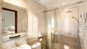 Chambre Double Standard (Free Welcome Fruit) | Salle de bain | Douche, articles de toilette gratuits, sèche-cheveux