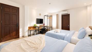 Superior Twin Room | Két bảo mật tại phòng, bàn, màn/rèm cản sáng