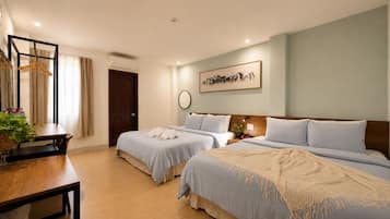 Family Room | Két bảo mật tại phòng, bàn, màn/rèm cản sáng