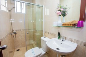 Shower, free toiletries, hair dryer, towels - Phan Anh Hotel - Bui Vien Walking Street (Ho Chi Minh City)