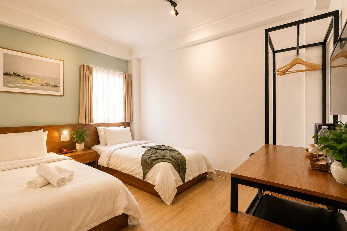 Superior Twin Room | In-room safe, desk, blackout drapes, WiFi (free)
