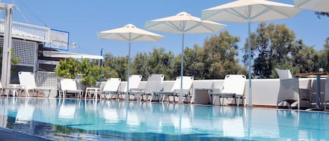 Outdoor pool, pool umbrellas, sun loungers