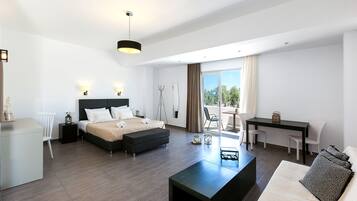 Suite Sea View | Living room | TV