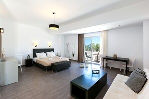 Suite Sea View | Living room | TV - Memories Beach Hotel (Santorini)
