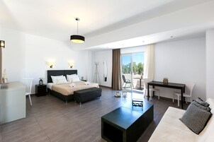 Suite Sea View | Sala de estar | Una televisión