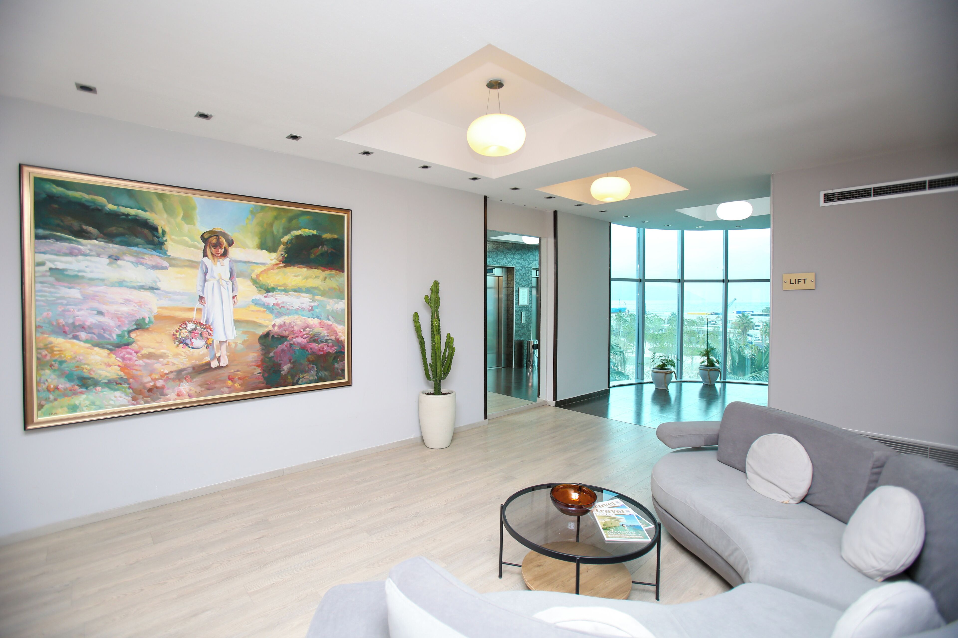 Minibar y escritorio 