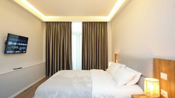 Kamar Double Deluks, balkon, pemandangan kota | Seprai linen