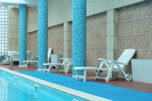 Una piscina cubierta (de 08:00 a 22:00), sombrillas, tumbonas