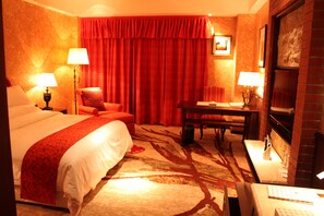 Standard Room, 1 King Bed, Non Smoking | Minibar, in-room safe, desk, iron/ironing board - Ramada Kunming North (Kunming)