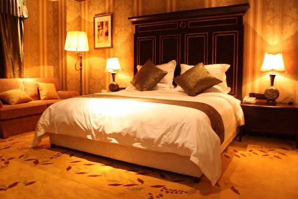 Standard Room, 1 King Bed, Non Smoking, Mountain View | Minibar, in-room safe, desk, iron/ironing board - Ramada Kunming North (Kunming)