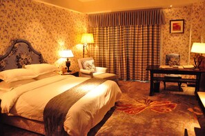 스탠다드룸, 킹사이즈침대 1개, 흡연, 산 전망 | 미니바, 객실 내 금고, 책상, 다리미/다리미판