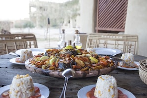 Petit-déjeuner, déjeuner et dîner servis sur place