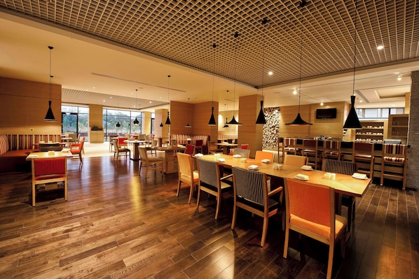 Breakfast, lunch, dinner served; international cuisine, garden views