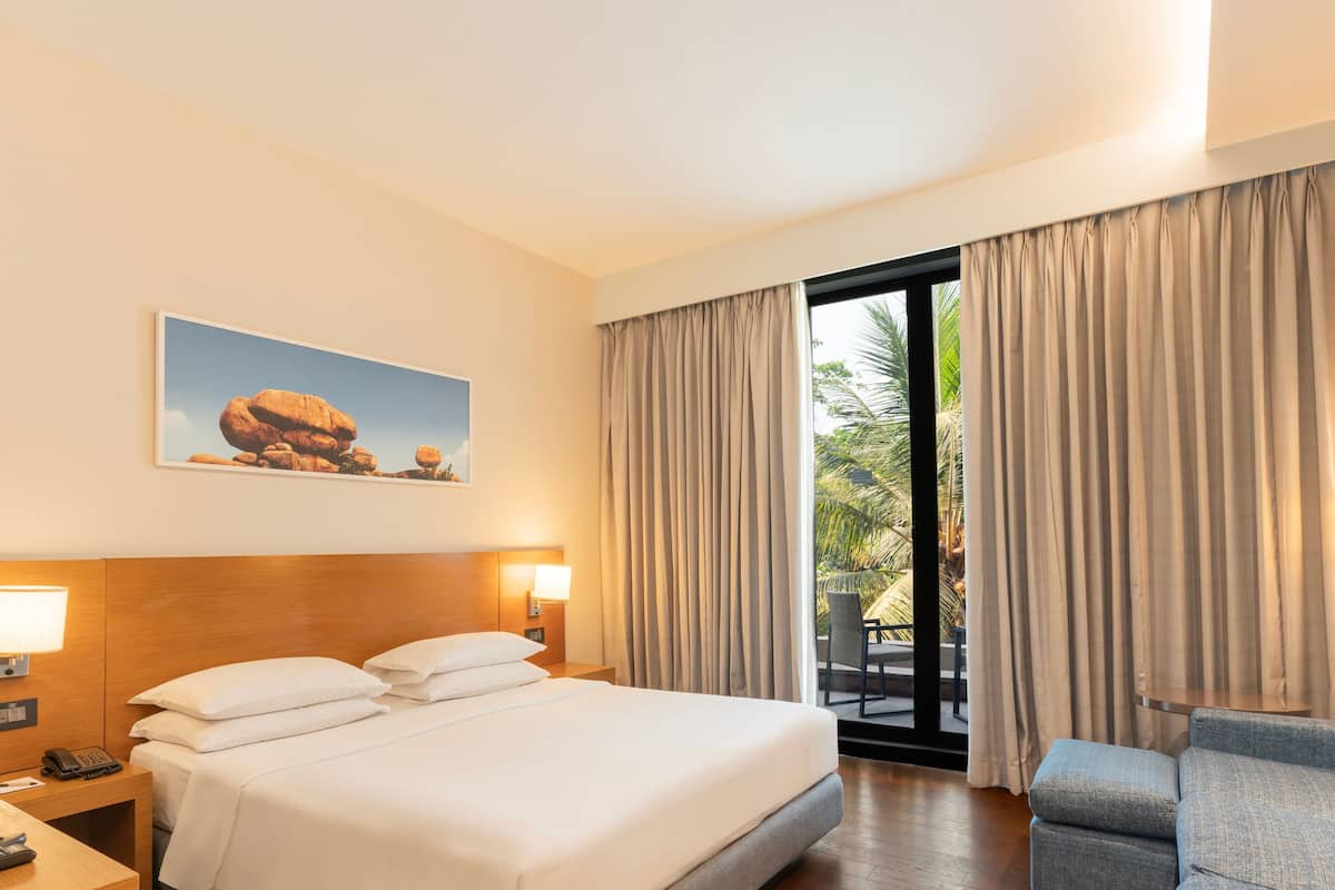 Zimmer, 1 King-Bett, Terrasse | Hochwertige Bettwaren, Pillowtop-Betten, Zimmersafe, Schreibtisch