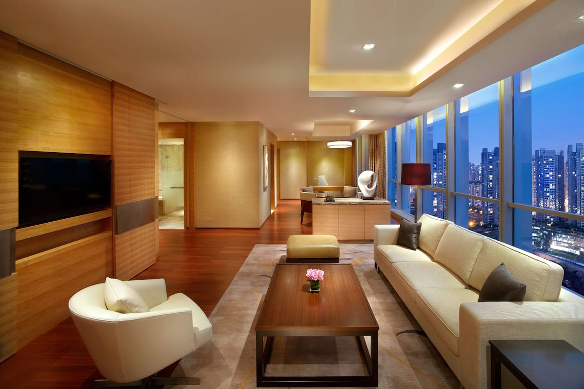 regency executive suite, 1 king bed (23f-27f) | minibar, in-room safe, desk, soundproofing