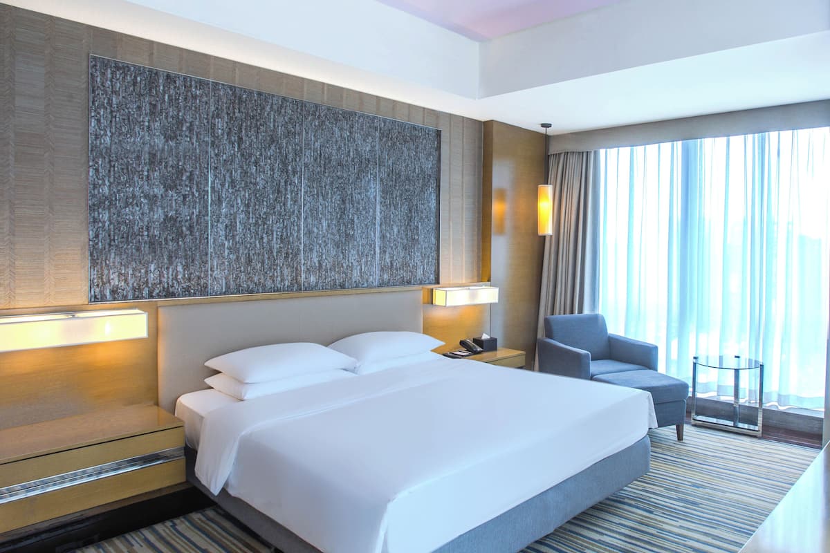 Family Suite | Minibar, in-room safe, desk, soundproofing