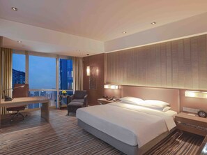 Minibar, in-room safe, desk, soundproofing - Hyatt Regency Chongqing (Chongqing)