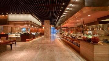 2 restaurants; breakfast, lunch and dinner served