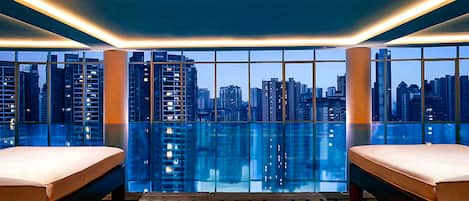 Piscine couverte, chaises longues