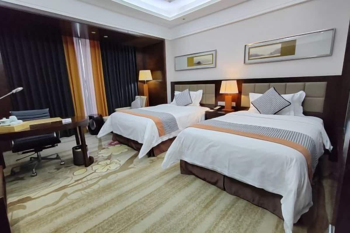 Minibar, in-room safe, cots/infant beds, bed sheets